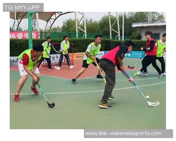 雪花纷飞的足球场上激情对决寒冬中的热血青春